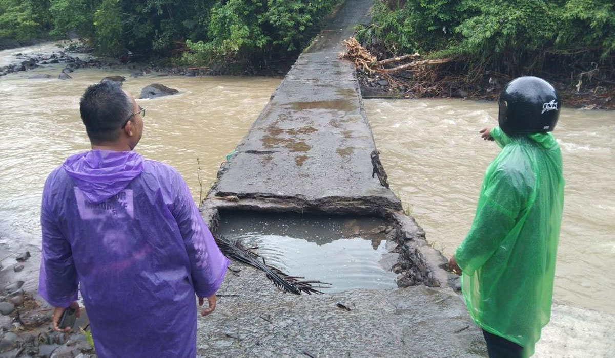Hujan Deras Terjang Selemadeg Tabanan, Longsor dan Jembatan Jebol