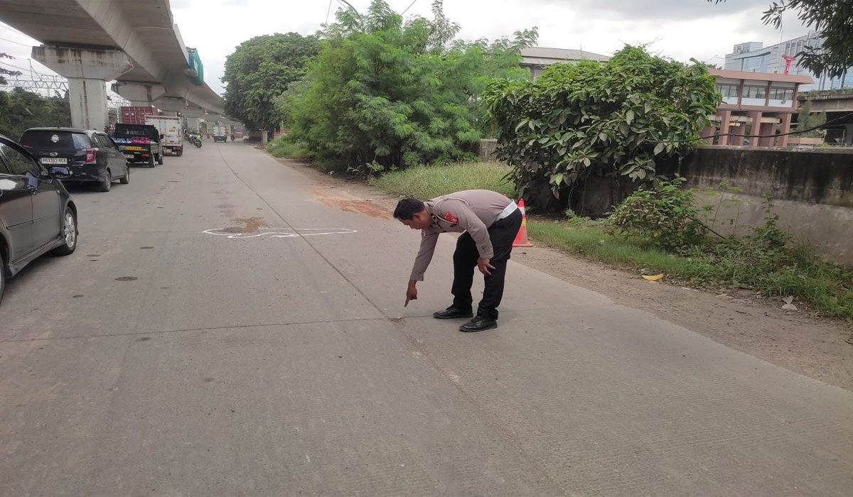 Tragis di Jakut, Pemotor Hantam Jalan Berlubang Tewas Terserempet Truk