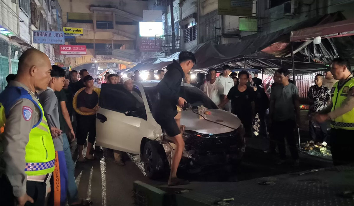 Viral! Aksi Ngebut Wanita Pengemudi Mobil Tabrak Lapak Pasar, Warga Panik dan 5 Terluka