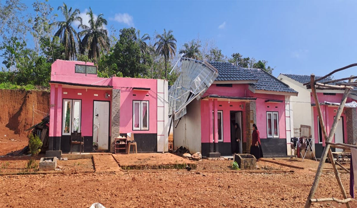 GEMPAR! Angin Kencang Hancurkan Rumah di Lubuklinggau, 2 Anak Jadi Korban Reruntuhan!