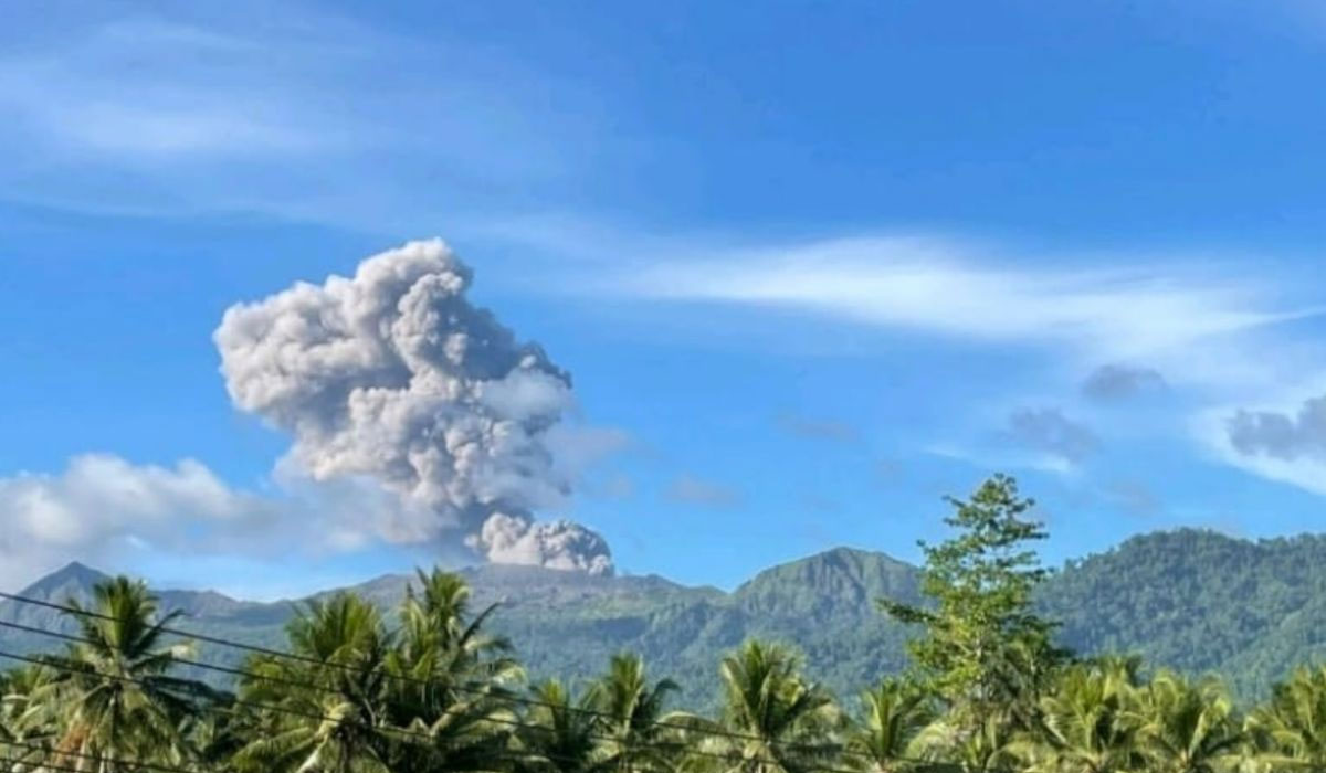 Geger! Gunung Dukono Erupsi Lagi, Kolom Abu Vulkanik Melonjak hingga 1.200 Meter